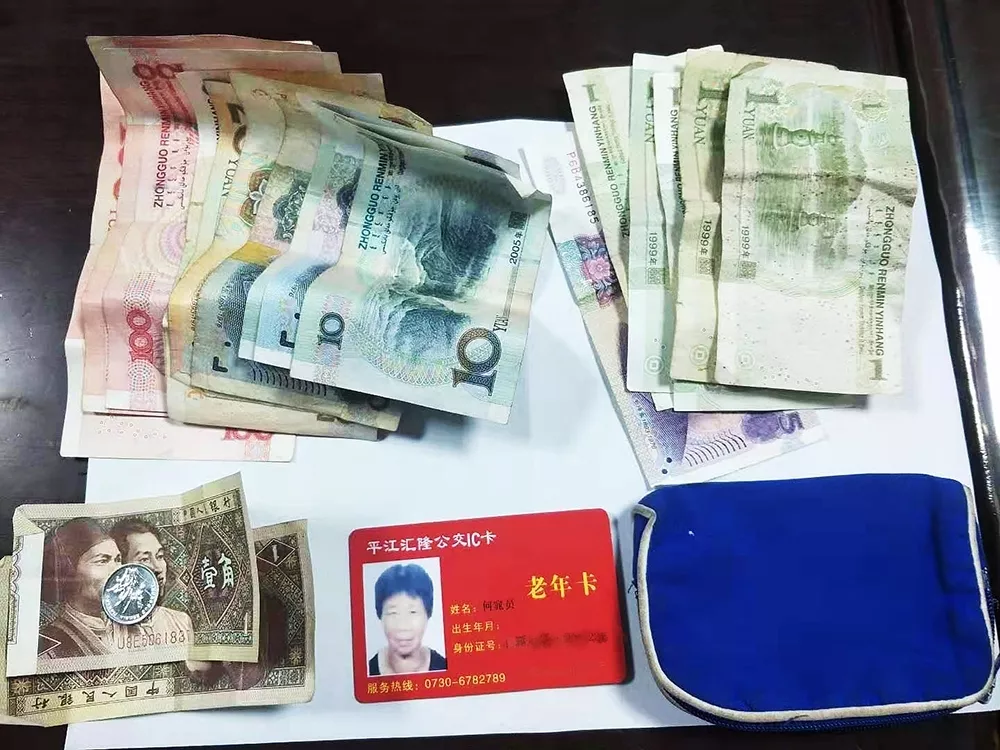 拾金不昧品德高 平凡传递正能量(图1)