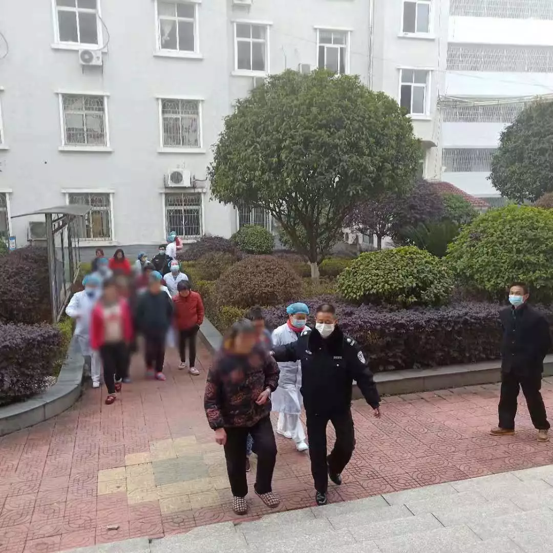 疫情当前、保障病人的安全，就是我们的职责------我院顺利完成女病区合并转运工作(图4)